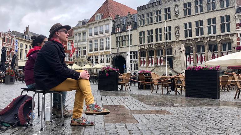 Een stil protest tegen discriminatie op de Grote Markt in Bergen op Zoom (foto: Erik Peeters) 