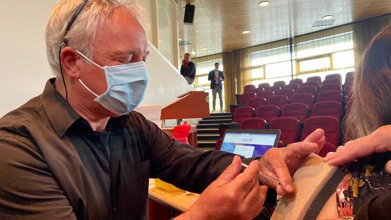 Peter van der Bom oefent het vaccineren (foto: Erik Peeters)