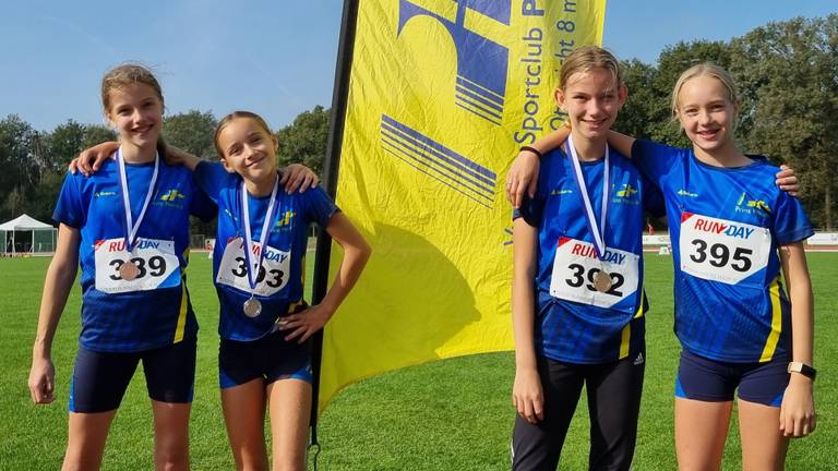 Britt, Chloe, Britt en Lindy op het terrein van Prins Hendrik in Vught (foto: Leon Voskamp).