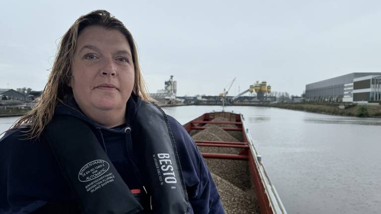 Angelique van Enk aan boord van het schip waarop ze matroos wil zijn (foto: Niek de Bruijn).