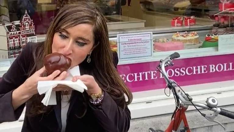 Ambassadeur Shefali Razdan Duggal eet een Bossche Bol (foto: Twitter Shefali Razdan Duggal).