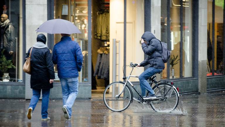 Waarschuwing voor zware windstoten, stevige buien en mogelijk onweer