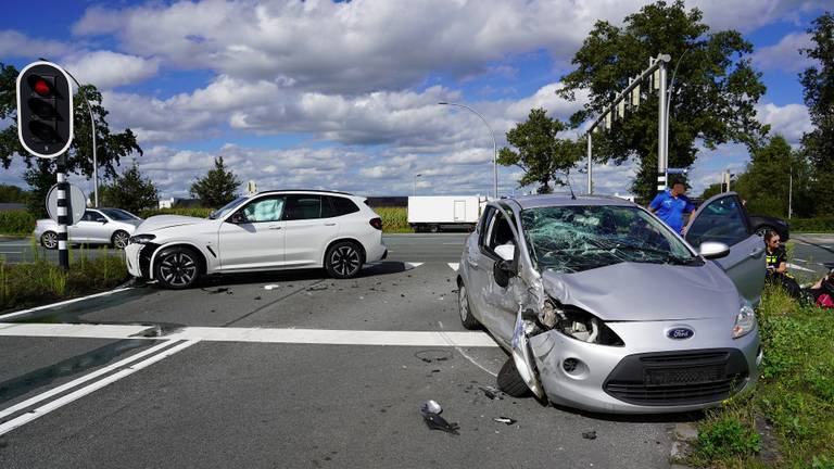 De twee wagens die in Tilburg tegen elkaar botsten (foto: Jeroen Stuve/SQ Vision).