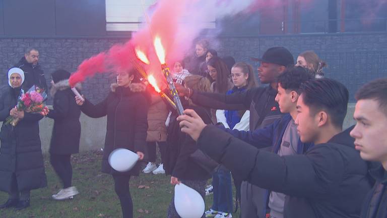 Doodgestoken Hasan (18) herdacht door tientallen mensen met ballonnen