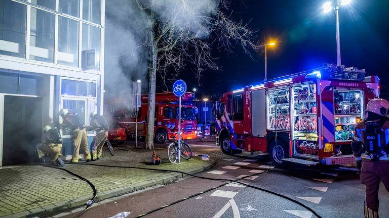De brandweer onderzocht waar de rook in het gebouw van Fietsenwinkel.nl in Tilburg  vandaan kwam (foto: Jack Brekelmans/SQ Vision).