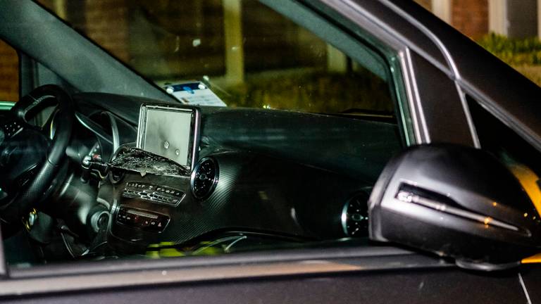 De passagier van de taxi schoot het dashboard van de taxi aan flarden (foto: Jack Brekelmans/SQ Vision)