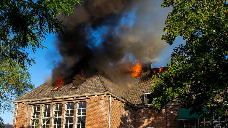 Uitslaande brand in oude school verbaast omwonenden niet