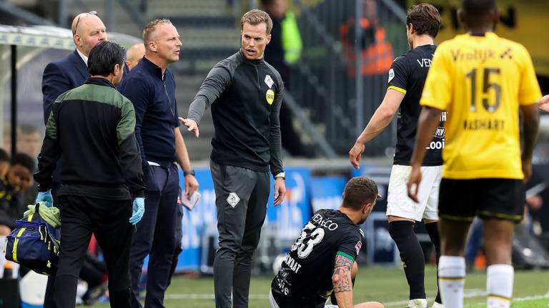 Edwin de Graaf zoekt de confrontatie tijdens de wedstrijd NAC-ADO (Foto: OrangePictures)