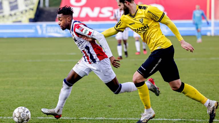 Mike Trésor snelt weg bij zijn tegenstander (foto: OrangePictures).