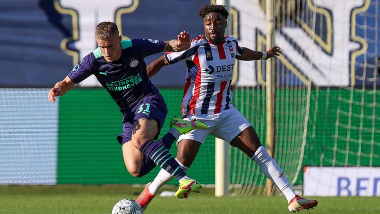 PSV en Willem II in een onderling duel eerder dit seizoen (foto: Orange Pictures).