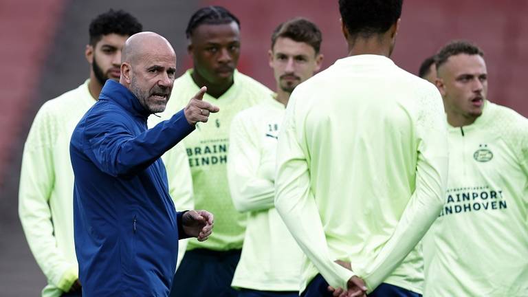 Peter Bosz tijdens de training in het Emirates Stadium (Foto: ANP)