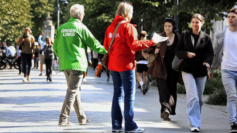 Tijdens de campagne voor de Europese verkiezingen werd in Breda gezamenlijk geflyerd (foto: ANP)