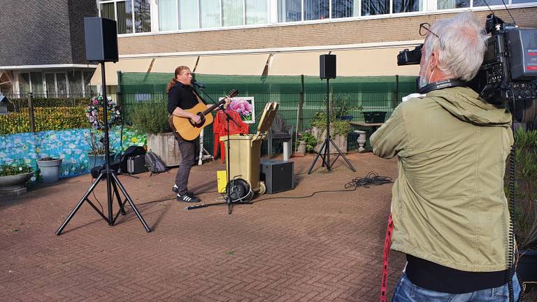 Maarten tijdens een optreden bij zorgcentrum Liduina in Boxtel