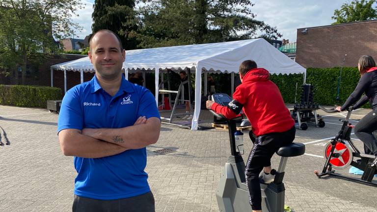 Eigenaar Richard bij zijn outdoor gym.