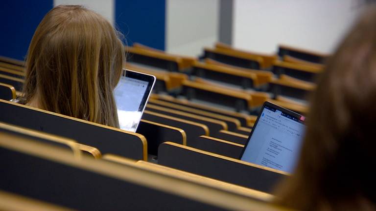 Studenten in een collegezaal.