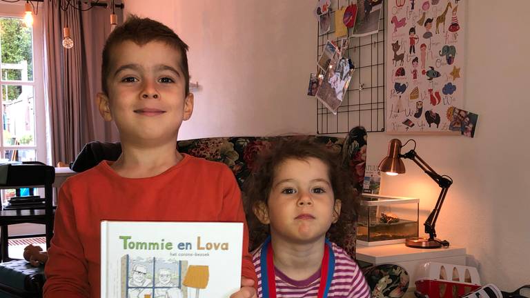 Tommie en Lova met het boekje van hun opa.