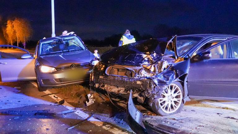 De twee auto's die in Someren tegen elkaar botsten (foto: Harrie Grijseels/SQ Vision).