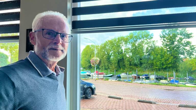 Tony van Geel kan nu nog kijken op de haven van Terheijden. (foto: Raoul Cartens)