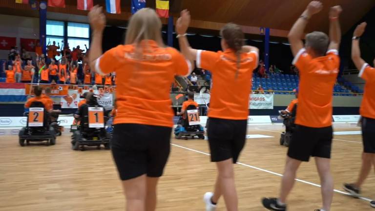 Feest na het bereiken van de finale van het WK powerchairhockey (afbeelding: video Team NL Powerhockey).