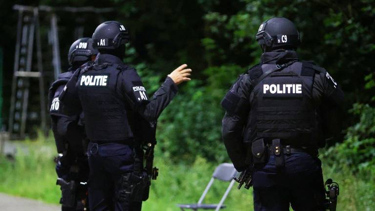Zwaarbewapende agenten in de buurt van het ontdekte drugslab in Rosmalen (foto: Bart Meesters / SQ Vision).