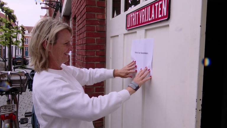Chantal van Berkum reserveert een plekje in de Potterstraat (foto: Erik Peeters).