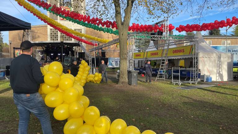 In Overloon werken ze hard aan de opbouw van het Pleinfeest (foto: Jos Verkuijlen).