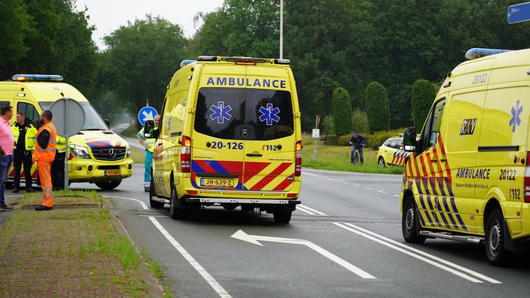 Meerdere ambulances werden na de aanrijding opgeroepen (foto: Jeroen Stuve/SQ Vision).