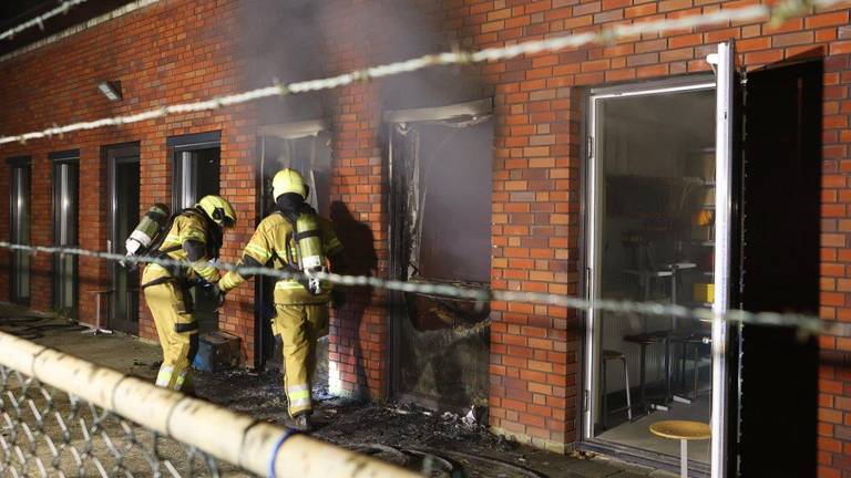 De brandweer bestreed het vuur bij het Maurick College in Vught (foto: Bart Meesters).
