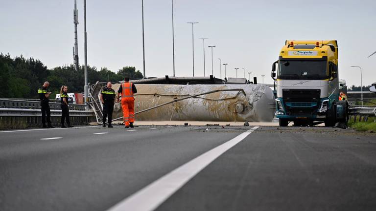 A16 tot in de avond dicht na ongeluk, deel wegdek moet geasfalteerd worden