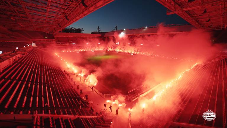 Zo zag het afscheid van perschef Thijs Slegers in het PSV-stadion eruit