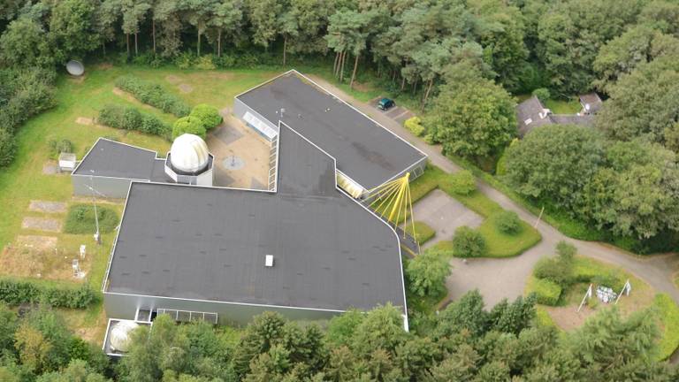 De voormalige sterrenwacht in het bos in Hoeven is verkocht aan Johan Vlemmix (Foto:  Wammes Waggel/CC BY-SA 3).