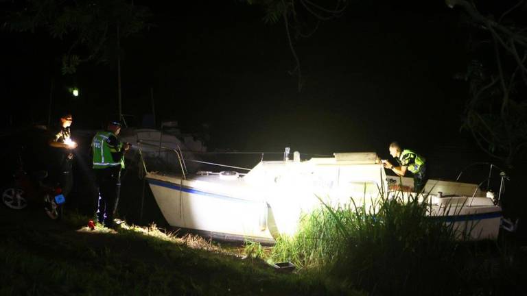 Agenten deden na de steekpartij aan de Acaciasingel in Den Bosch onderzoek bij een boot die hier aan de wal ligt (foto: Bart Meesters/SQ Vision).