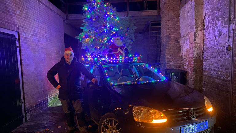 Bas rijdt rond met verlichte kerstboom op zijn auto en is een hit op TikTok