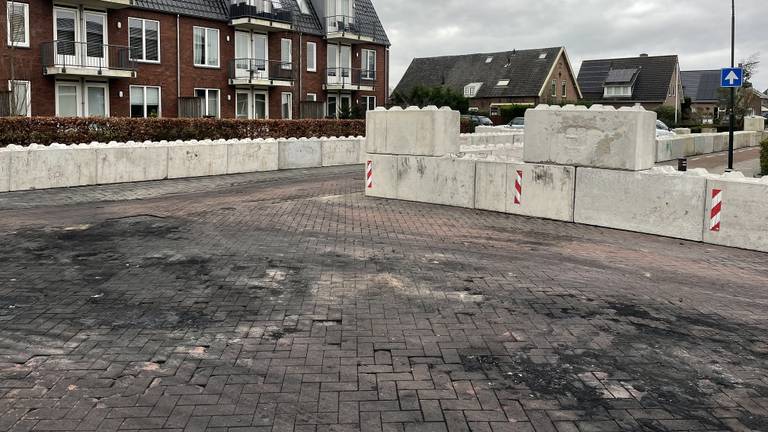 Het plein op de ochtend na de jaarwisseling in Veen