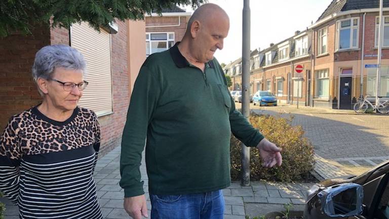 Ben en José hebben hun spiegel weer vastgeplakt (foto: Jan Waalen).