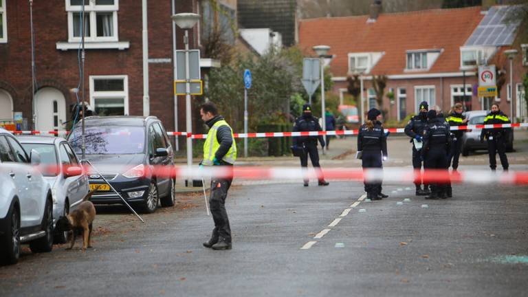 Het politieonderzoek op de Locomotiefstraat in Eindhoven wordt vrijdag voortgezet (foto: Arno van der Linden/SQ Vision).