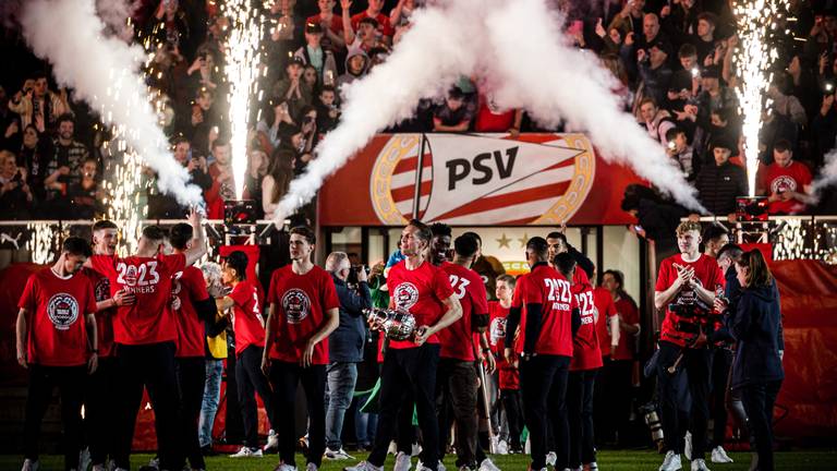 Duizenden fans huldigen bekerwinnaar PSV: een feestje in 9 foto's