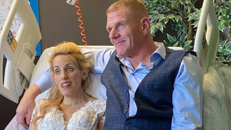 Lindy trouwde de dag voor kerst halsoverkop met haar Manuel (foto: privécollectie).