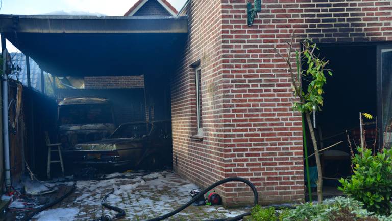 Bij de brand in Deurne gingen twee auto's verloren (foto: Walter van Bussel/SQ Vision).
