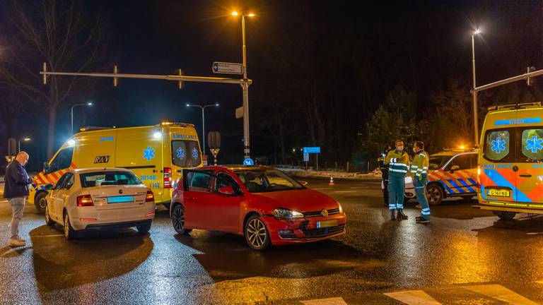 Vier gewonden bij botsing tussen auto's in Tilburg (foto: Jack Brekelmans/SQ Vision). 