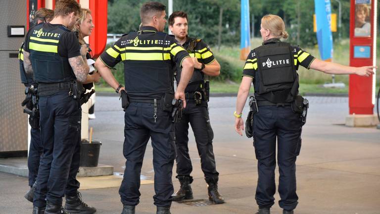 De politie kwam met veel mensen naar de Graaf Engelbertlaan in Breda (foto: Perry Roovers/SQ Vision).