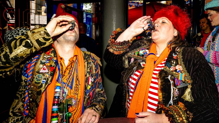 De eerste drankjes gaan er soepel in (foto: Marcel van Dorst).