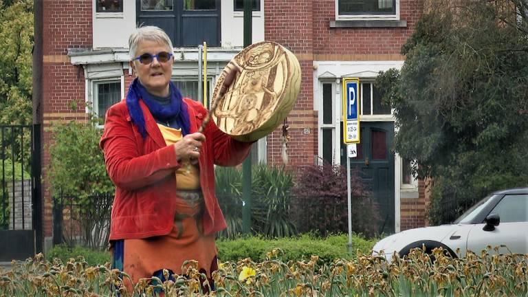 Lisette de Jong- de Leeuw tijdens het afscheidsritueel op de Baronielaan in Breda. (foto: Raoul Cartens)