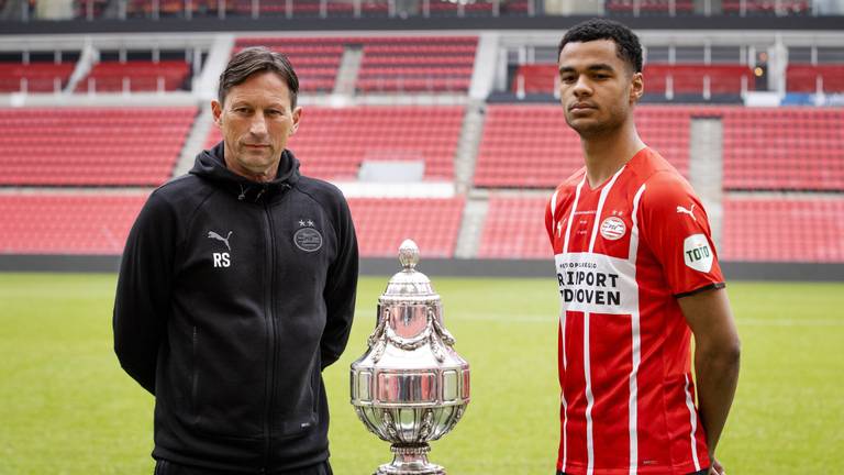 Roger Schmidt en Cody Gakpo bij de KNVB Beker (Foto: ANP)