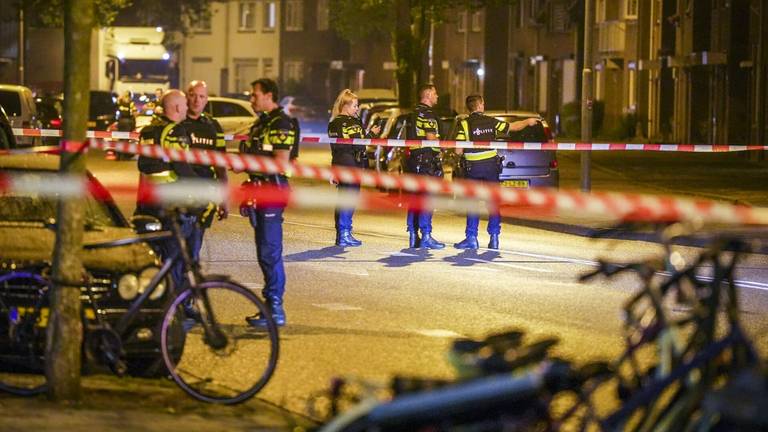 Agenten zetten de Tongelresestraat in Eindhoven ruim af na de melding van de schietpartij (foto: SQ Vision).