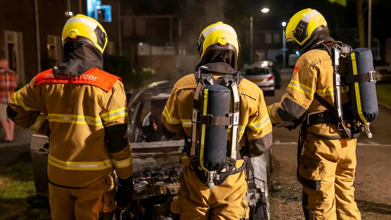 De brandweer kon niet voorkomen dat de auto aan de Doctor Hoebensraat in Oss uitbrandde (foto: Gabor Heeres/SQ Vision).