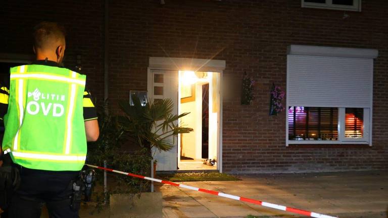 De politie doet onderzoek bij het huis aan de Pater Van de Elsenstraat in Geffen (foto: Bart Meesters).