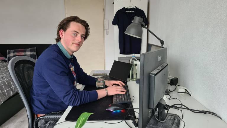 Rene van Osch studeert op zijn studentenkamer (foto: Noël van Hooft)