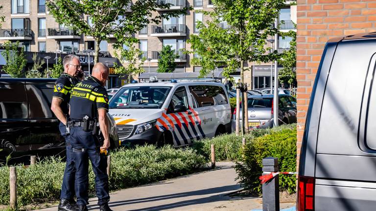 De politie aan het Pater Van den Elsenplein in Tilburg. 