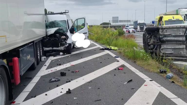 Het is een flinke ravage op de verbindingsweg van de A58 (foto: Instagram Wijkagenten Etten-Leur).